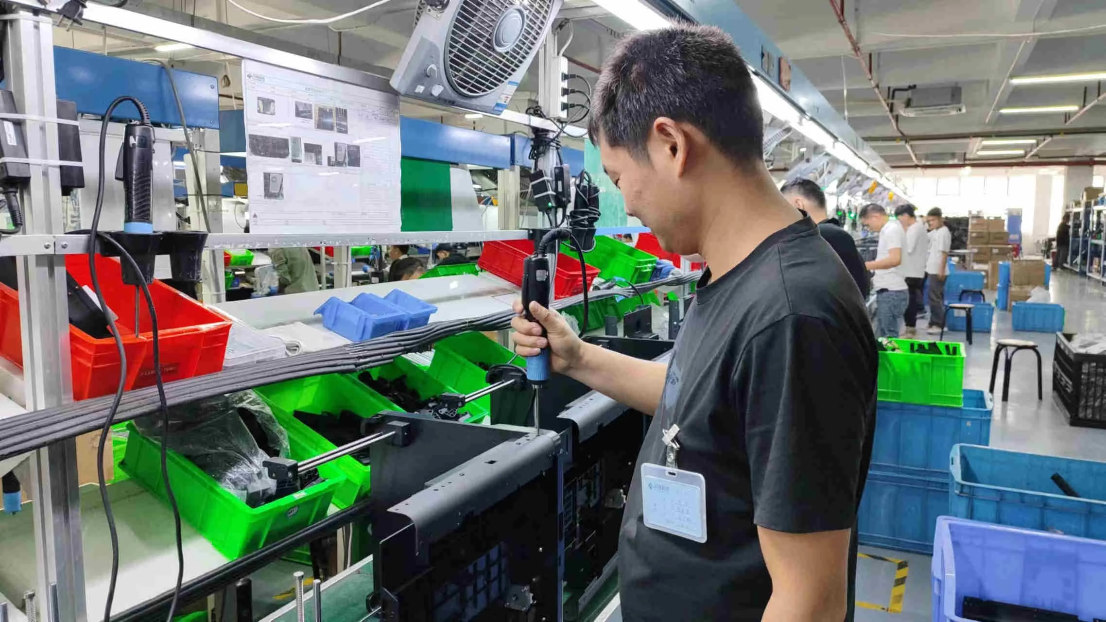 Standardized workstations for 3D printer assembly at a reviewed partner factory